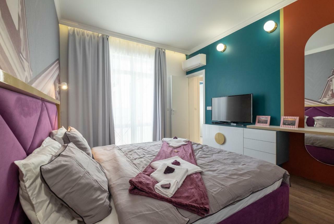 Vitosha Blvd 3-Bedroom, 2-Bathroom Lux Suite Sofia Bagian luar foto